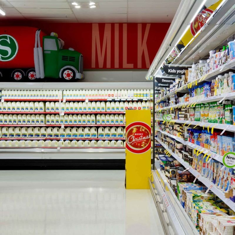 Is there a difference between wooden shelves and metal shelves in supermarkets