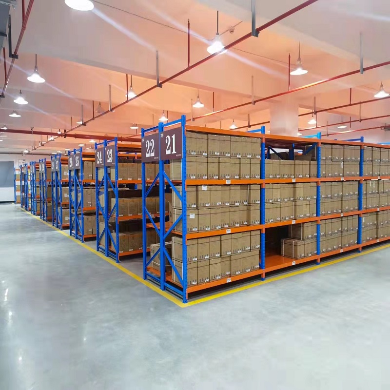 How manufacturing companies use storage shelves to improve storage logistics efficiency